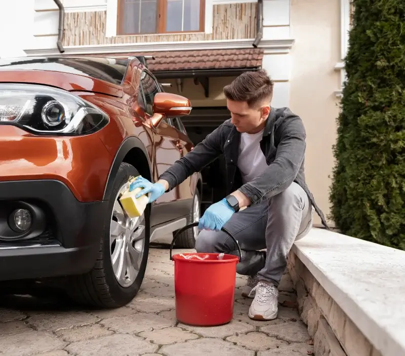 Lavage auto à domicile Thue et Mue : professionnel intervenant sur un véhicule